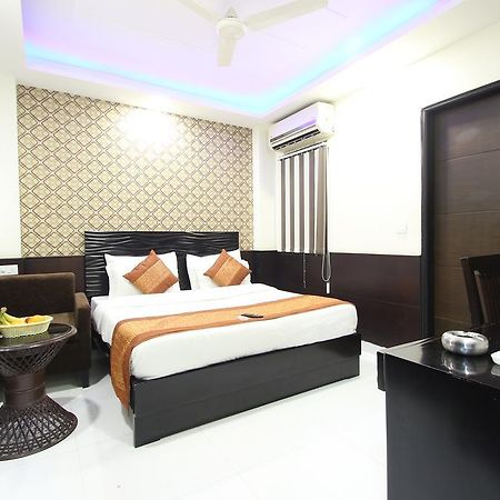 Hotel Hill Palace -Near Karol Bagh Metro Station Делхи Екстериор снимка