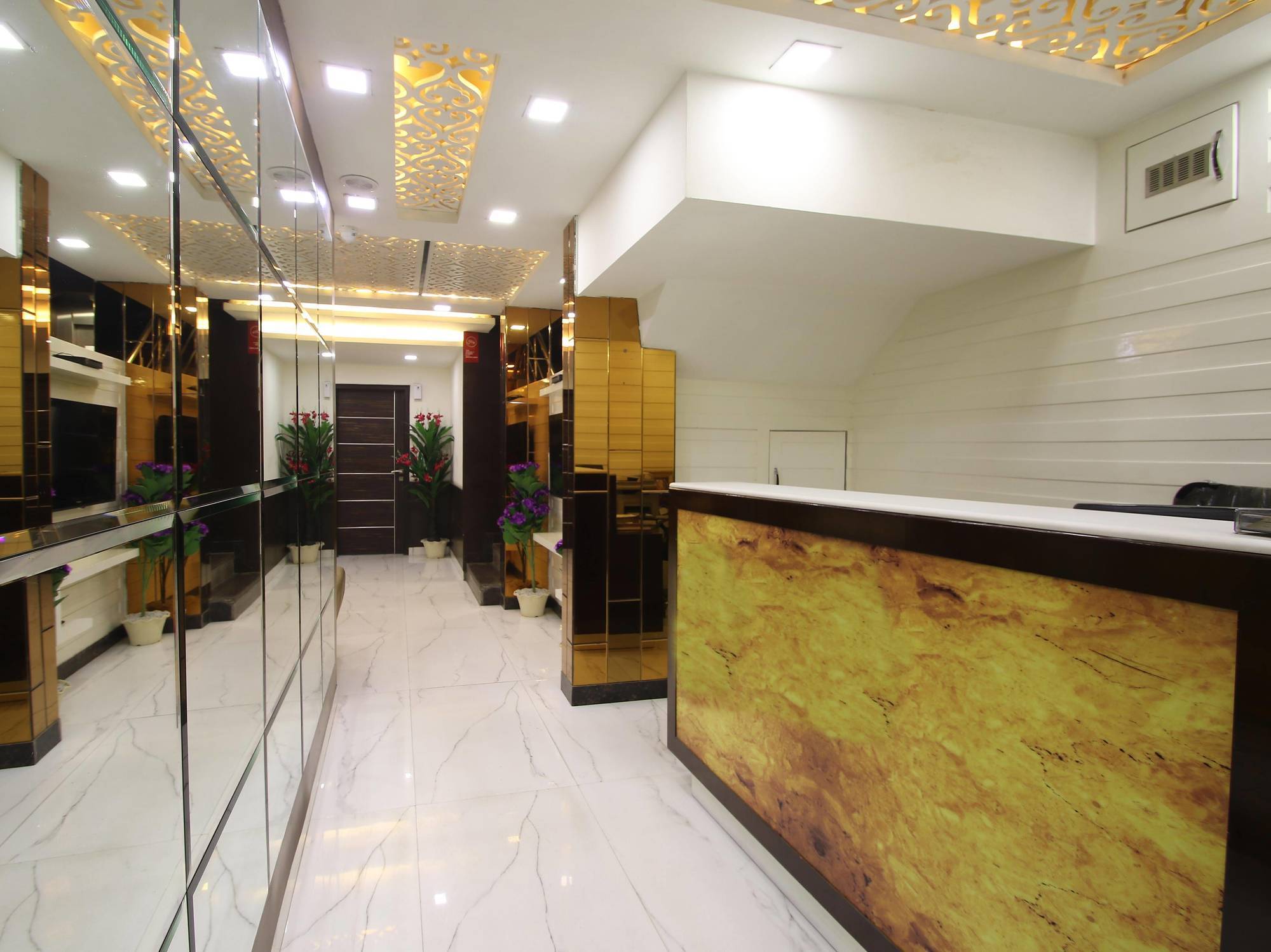 Hotel Hill Palace -Near Karol Bagh Metro Station Делхи Екстериор снимка